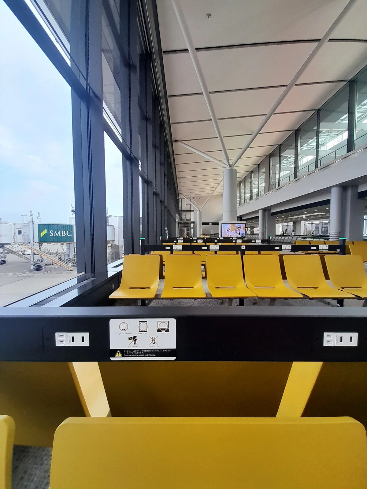 Power outlets at Gate 35, Narita