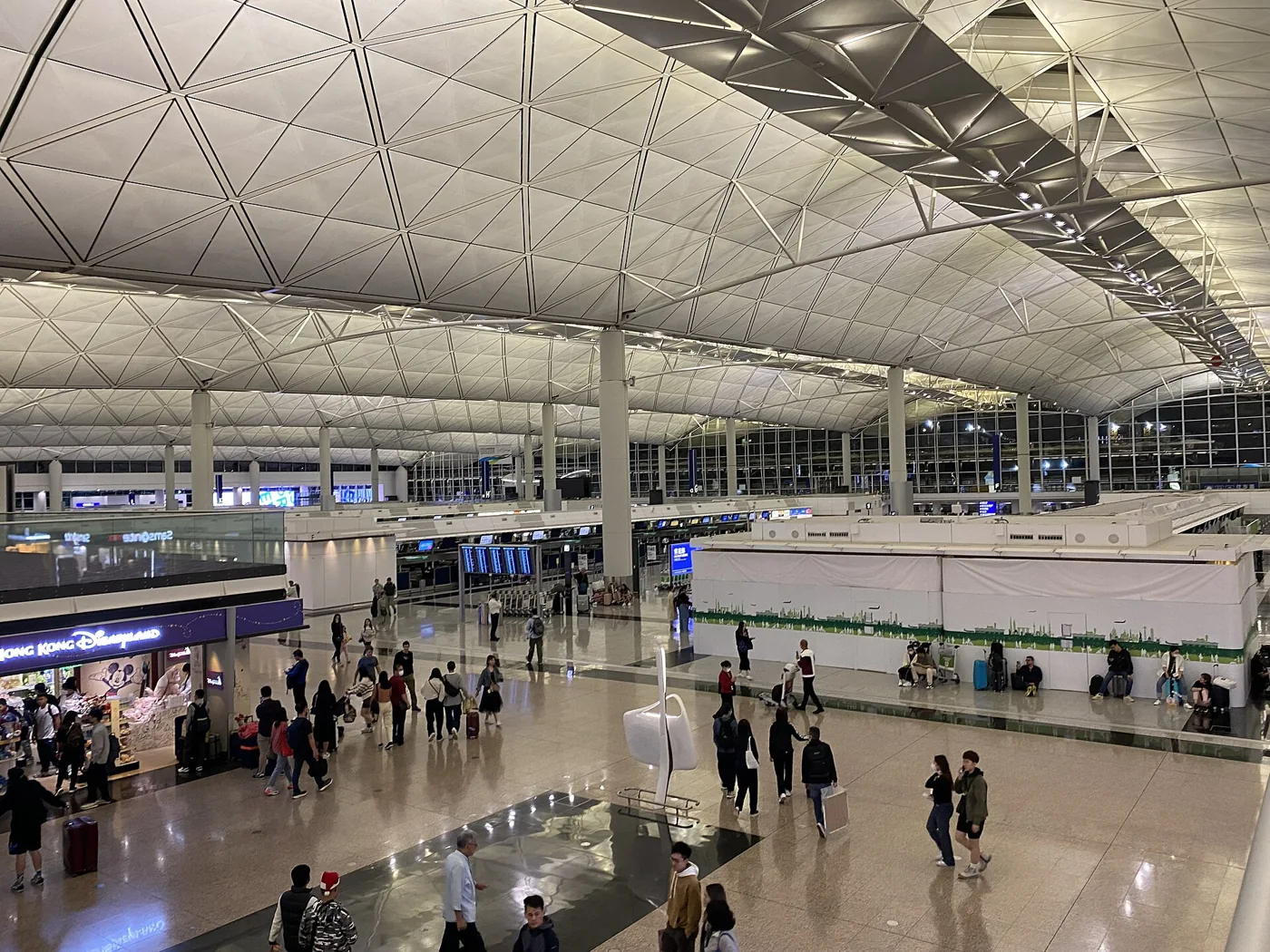 香港国際空港のターミナル内