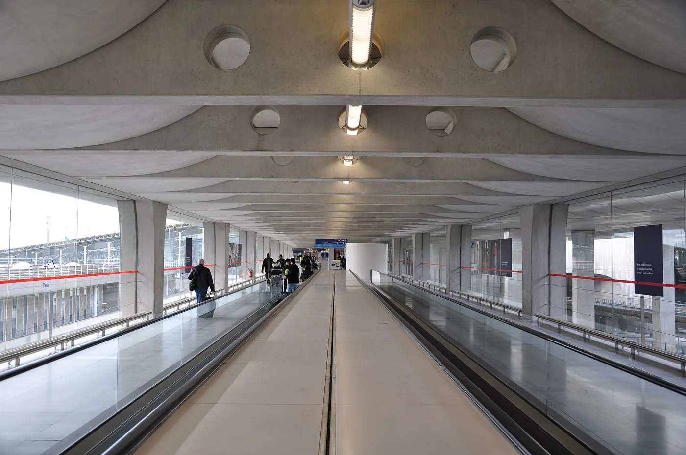 Paris Charles de Gaulle · terminal interior