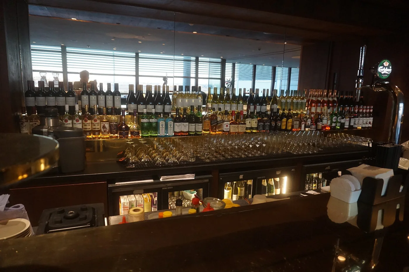 Cathay Pacific Lounge, Heathrow · drinks & bar