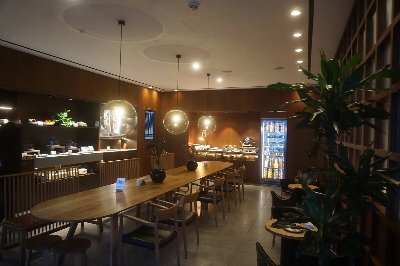 Cathay Pacific Lounge, Heathrow · drinks & bar
